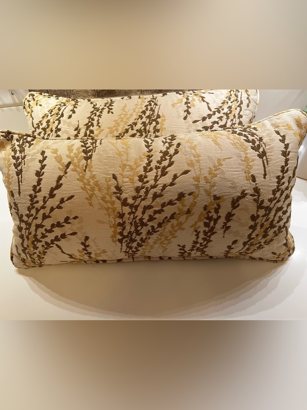 BASSETT FURN CUSTOM MADE 2 LUMBAR PILLOWS CREAM BACKGROUND W/BROWN
& GOLD TONE - Picture 4 of 6
